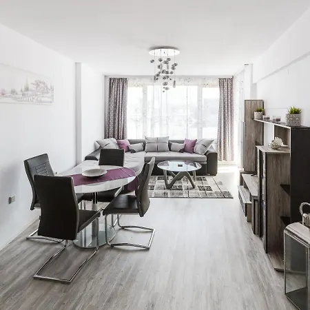 Next To Gondola. Cosy & Elegant 2 Bedroom In Neon Complex Appartement